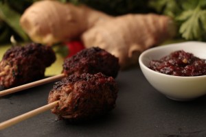 Lammkoftas mit Rosinenchutney, orientalisch