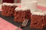 Der perfekte Nachmittagsbegleiter: Schokoladiger Schwedenkuchen mit Kaffee-Kokos-Glasur