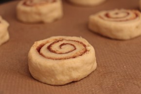 Kanelbullar_Zimtschnecken_Blech
