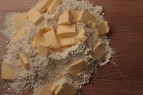 Gedeckter-Apfelkuchen_Mürbeteig1