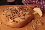Foccacia-mit-Aepfeln-Zwiebeln-Walnuessen-2