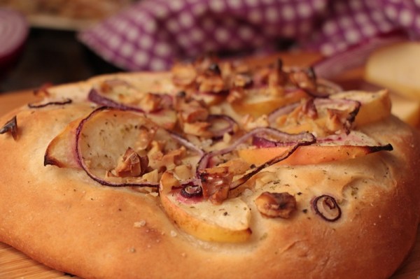 Foccacia-mit-Aepfeln-Zwiebeln-Walnuessen