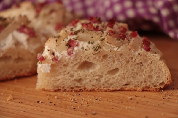 Foccacia-mit-Birnen-Speck-Ziegenfrischkaese