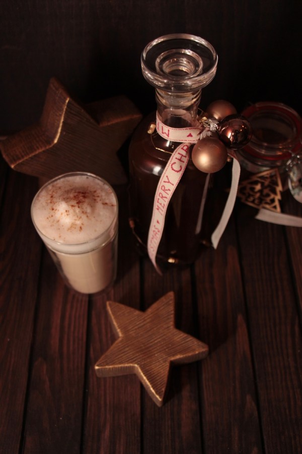 Chai-Sirup und Chai im Glas