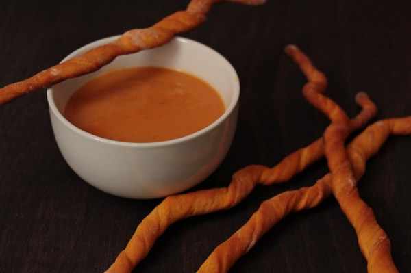 Zweierlei Kartoffelsuppe mit Möhren-Curry-Grissini