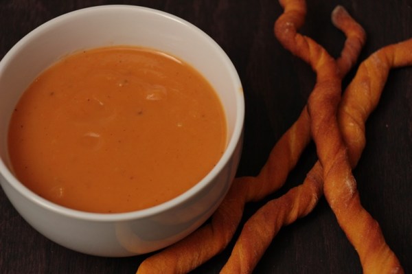 Zweierlei-Kartoffelsuppe-mit-Moehren-Curry-Grissini