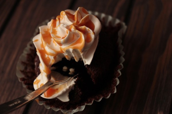 Schoko-Buttermilch-Cupcakes-mit-Earl-Grey-und-Salzkaramell-3