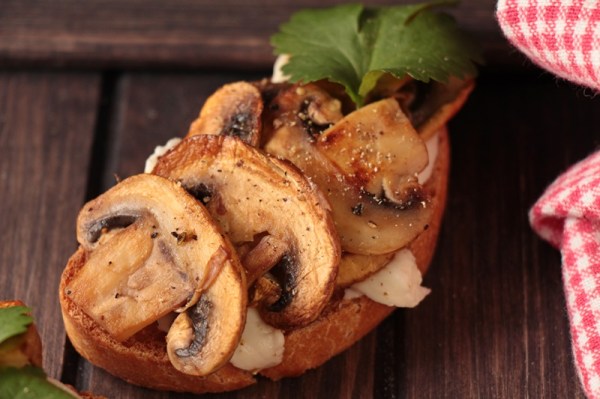 A_Bruschetta-mit-Pilzen-und-Mozarella