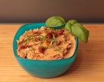 Hummus mit getrockneten Tomaten und Basilikum