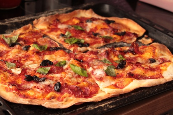 Pizza mit Büffelmozzarella, gebackenen Oliven und Spinata aus Kalabrien