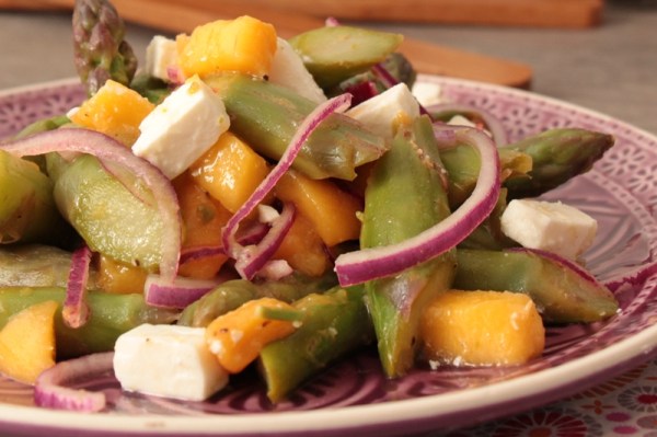 Spargel-Mango-Salat mit Schafskäse und roten Zwiebeln | heissundinnig.com