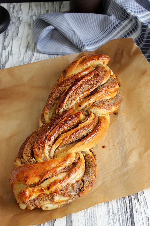 Nusszopf mit Datteln und Marzipan