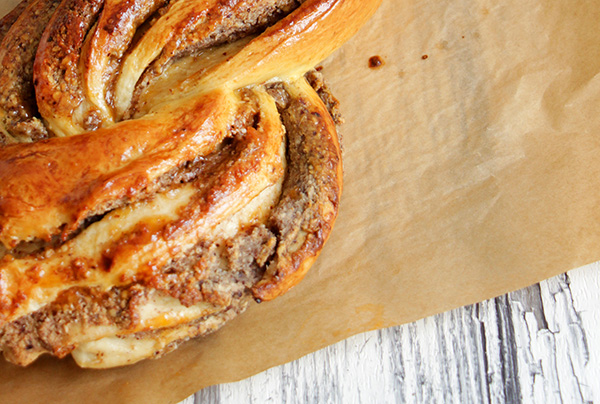 Nusszopf mit Datteln und Marzipan