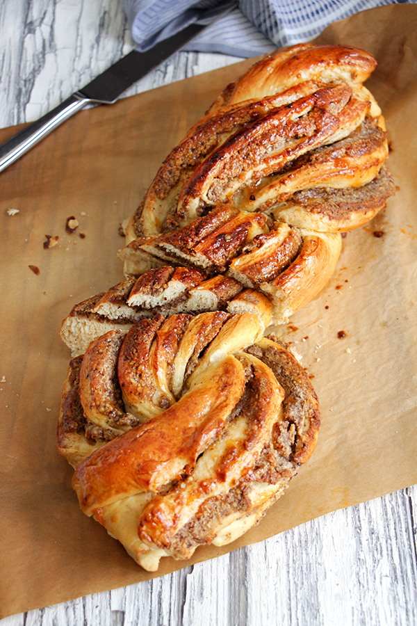 Saftiger Nusszopf mit Datteln und Marzipan